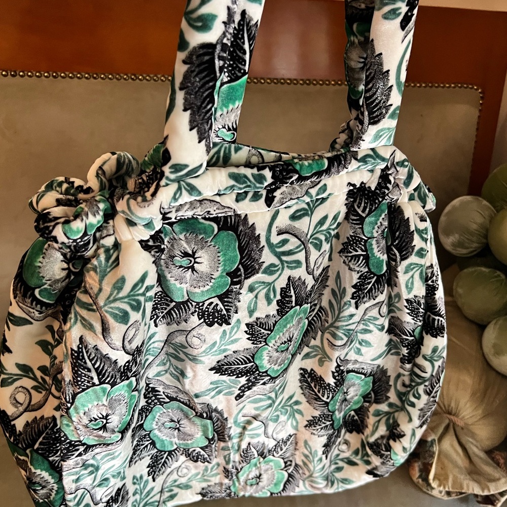 Elegant Floral Shoulder Bag in Green and Black